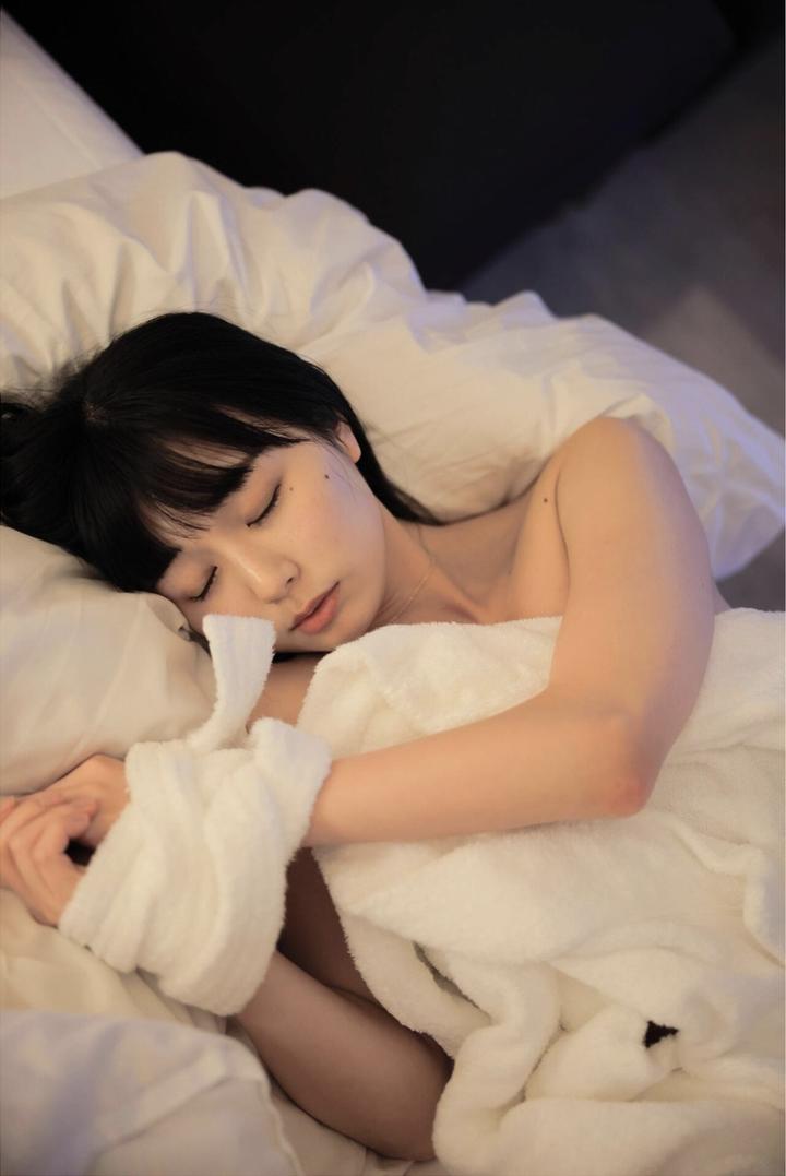 日本年轻漂亮的美女裸睡图片