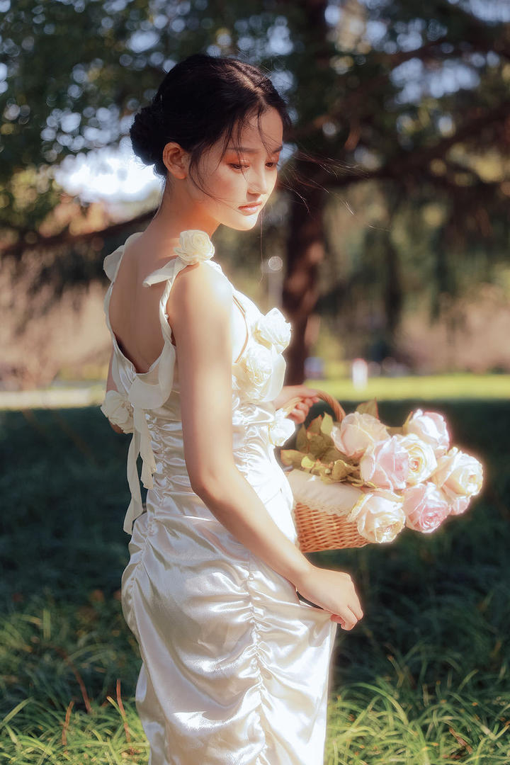 提着花篮的清纯白裙美女摄影写真图片