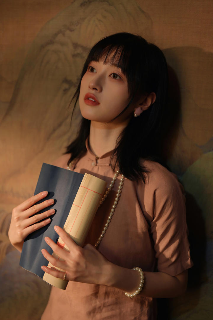 阅读古书的古典气质美女艺术写真图片