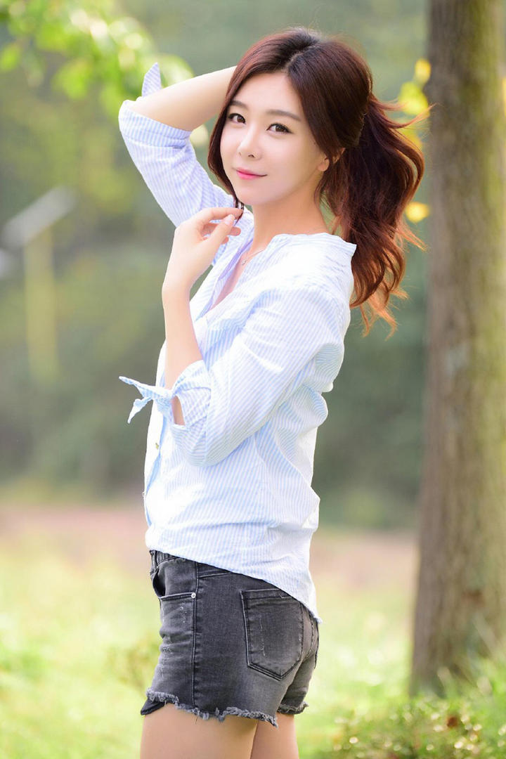 穿牛仔短裤的美丽女生图片