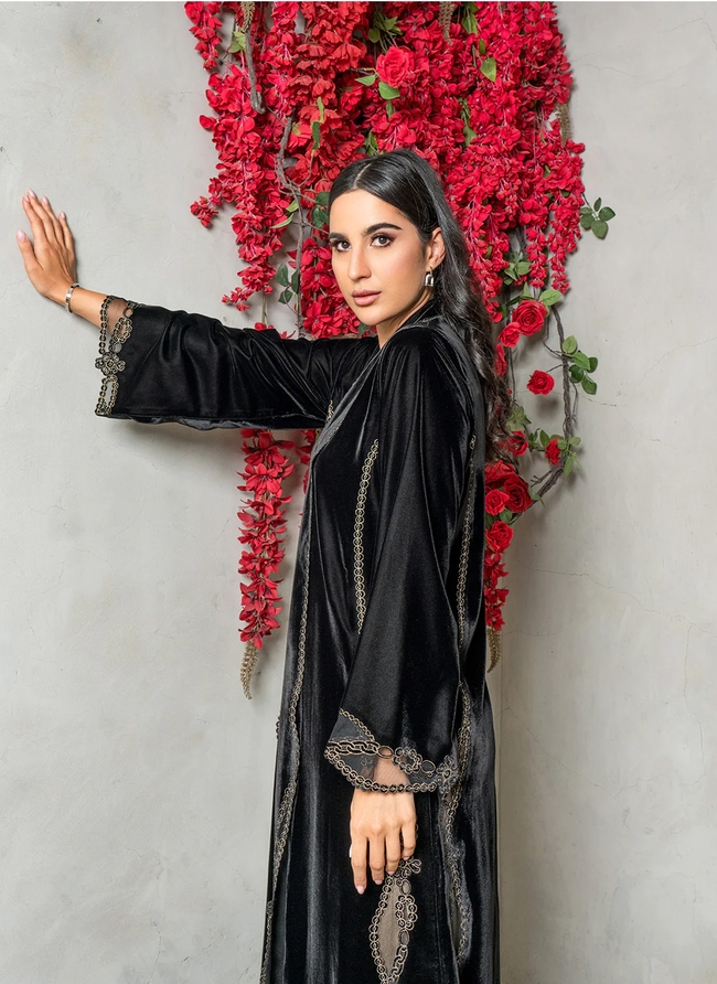 优雅气质时尚墙角美女写真摄影图片