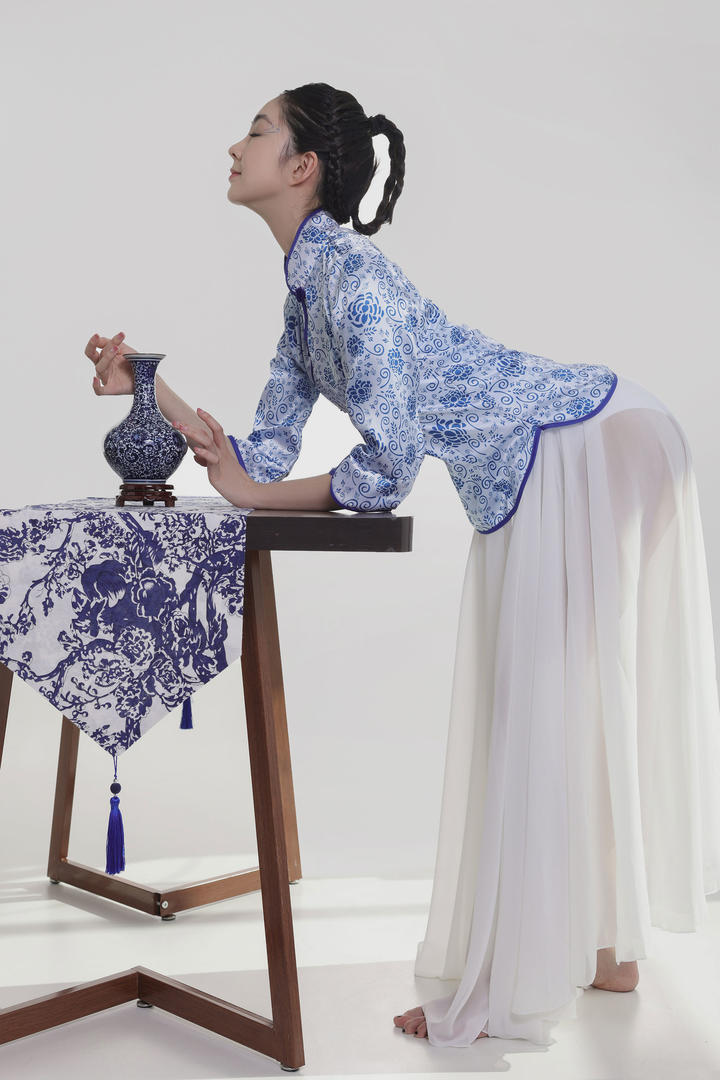 守护青花瓷的古装美女唯美艺术写真照
