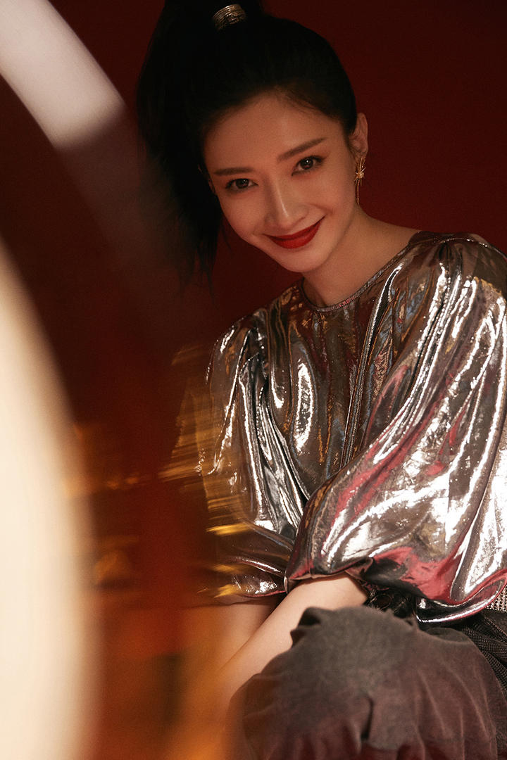 微笑的气质美女明星江疏影写真