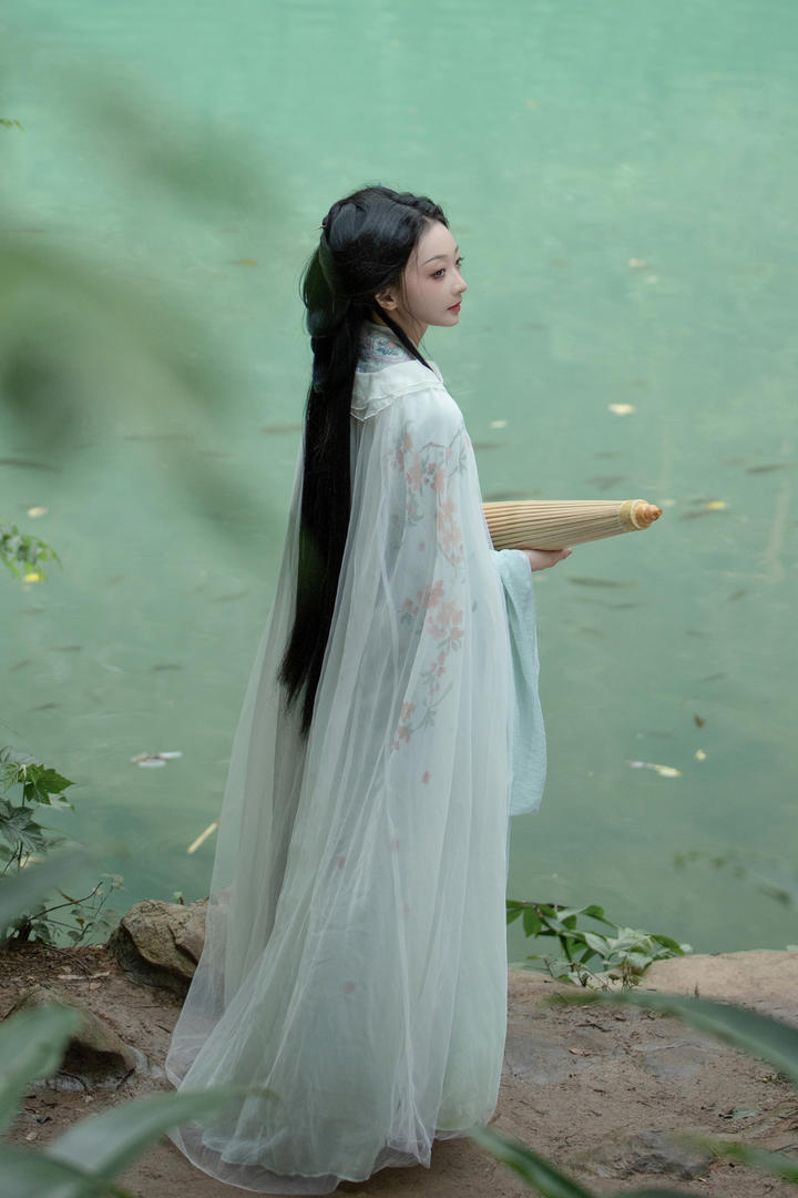 站在湖边的清纯古装美女个人艺术写真图片
