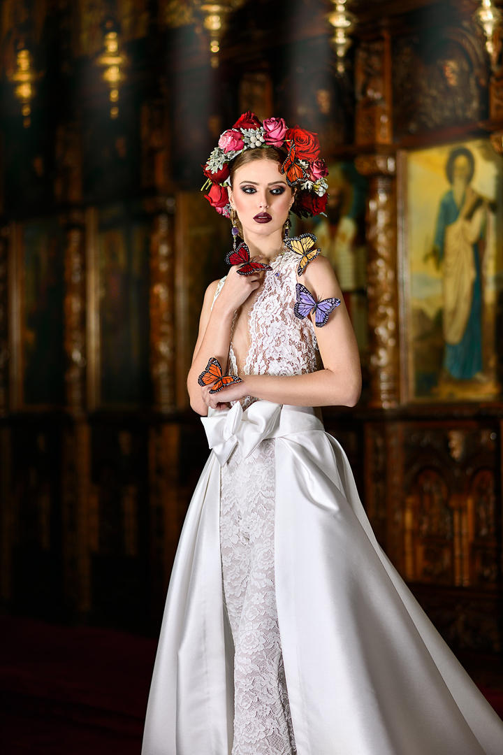 头戴花环的欧美美女艺术写真