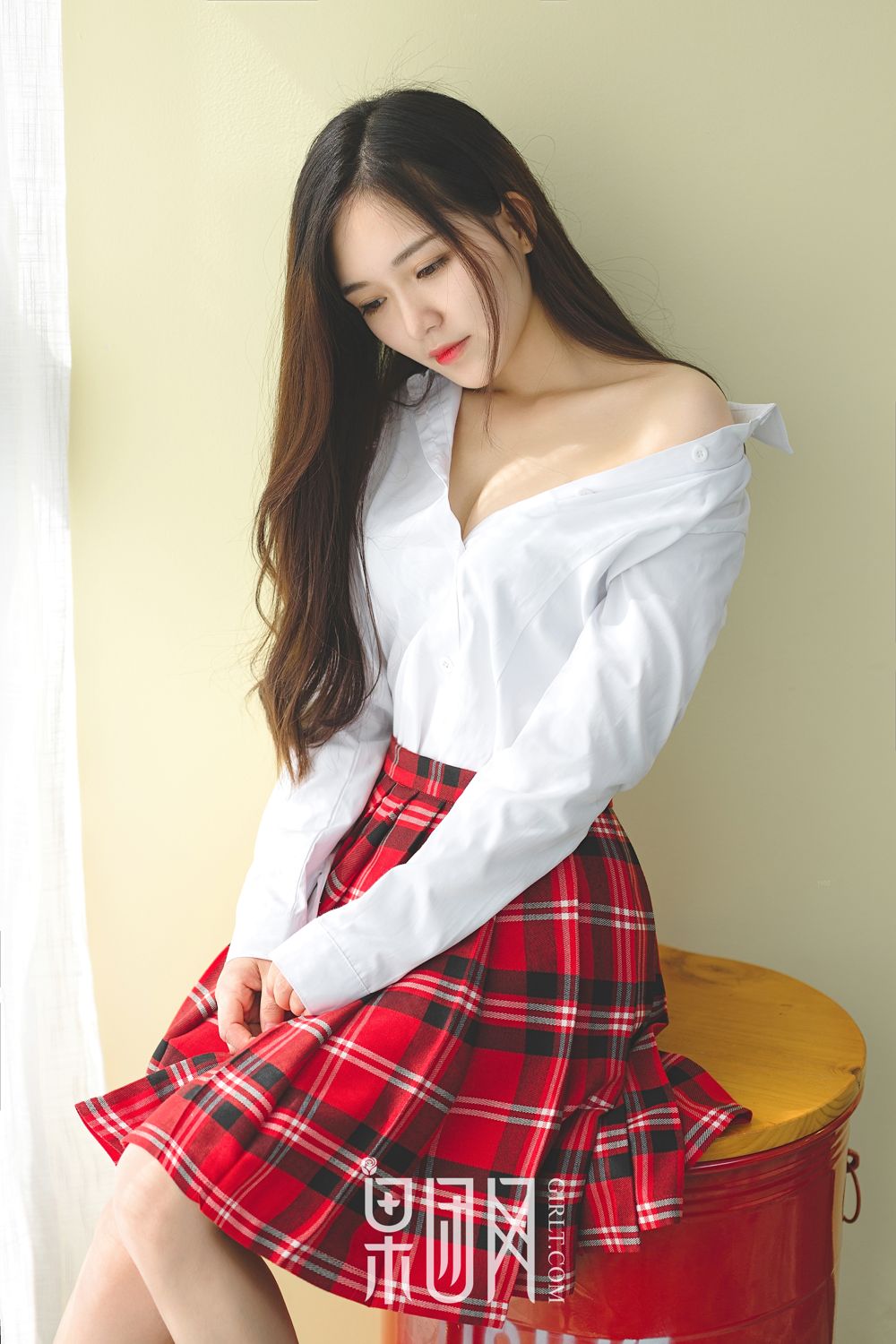 果团网美女模特尹意纯蕾丝内衣清新衬衫风写真