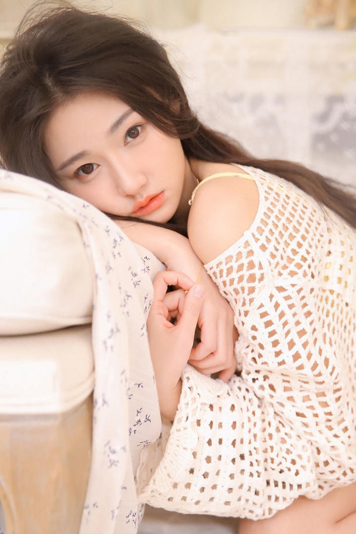 趴在沙发上的极品美女写真