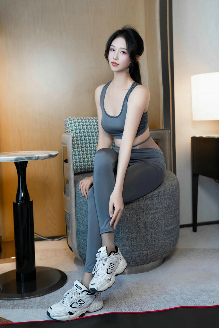 穿瑜伽裤的性感宅男女神利世美女高清无码写真图片