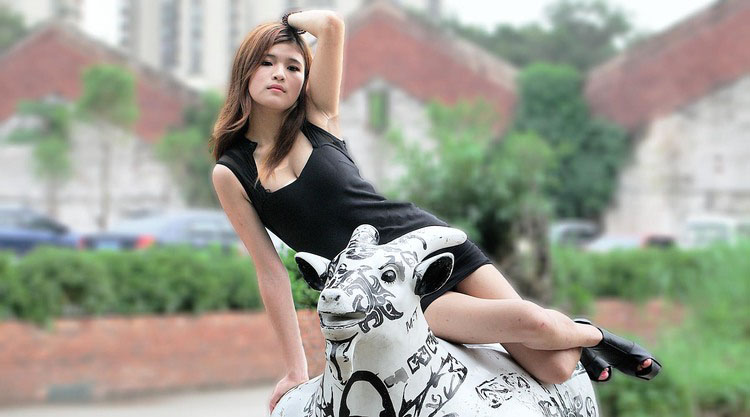 妖娆身材的丰腴美女欲罢不能