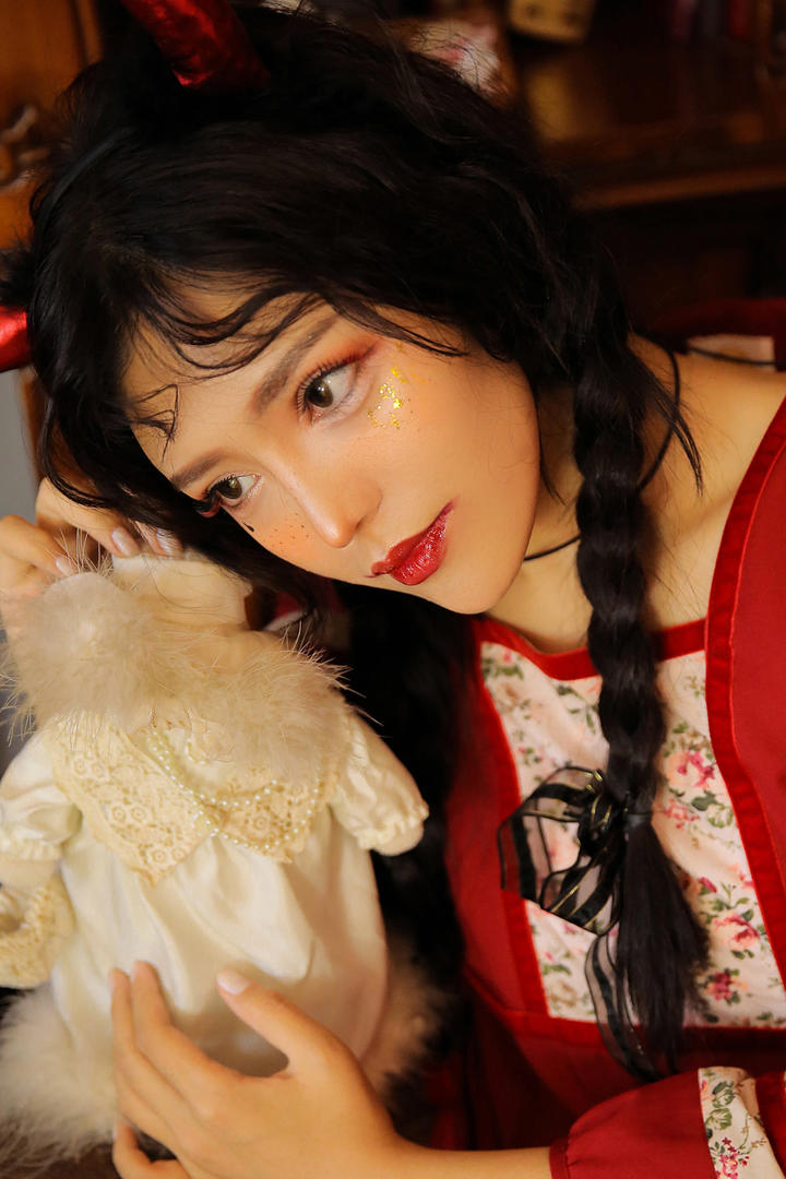 扎着麻花辫的女生头像简单气质写真图片