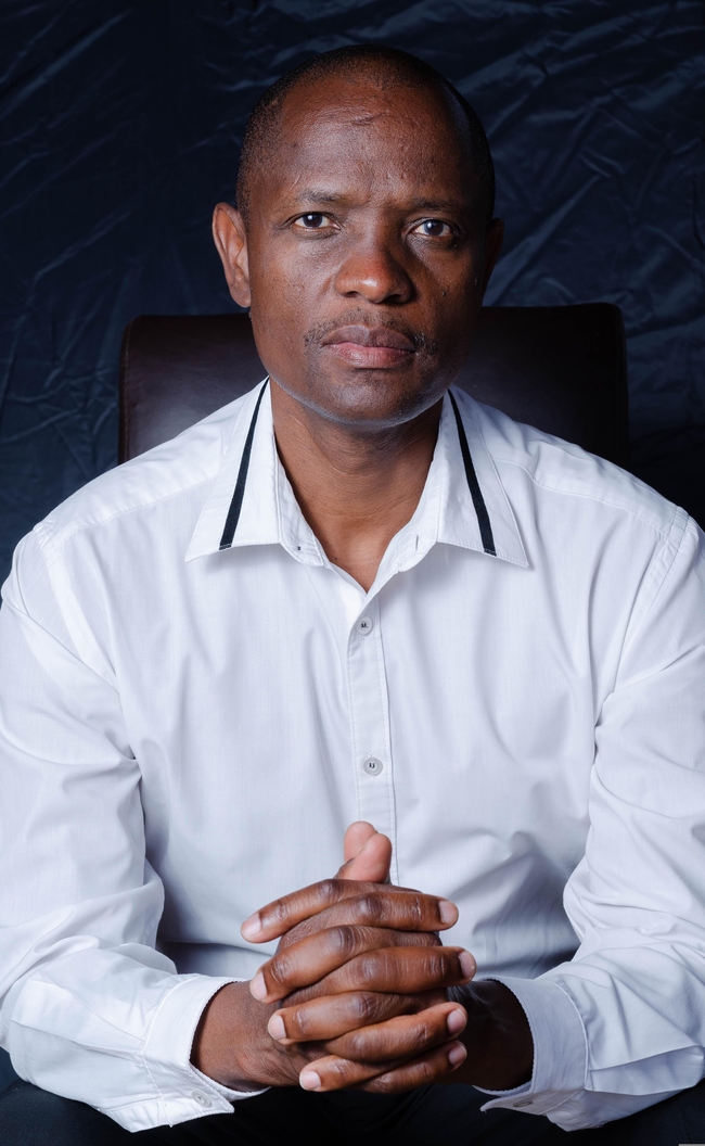 沉稳商务黑人帅哥图片