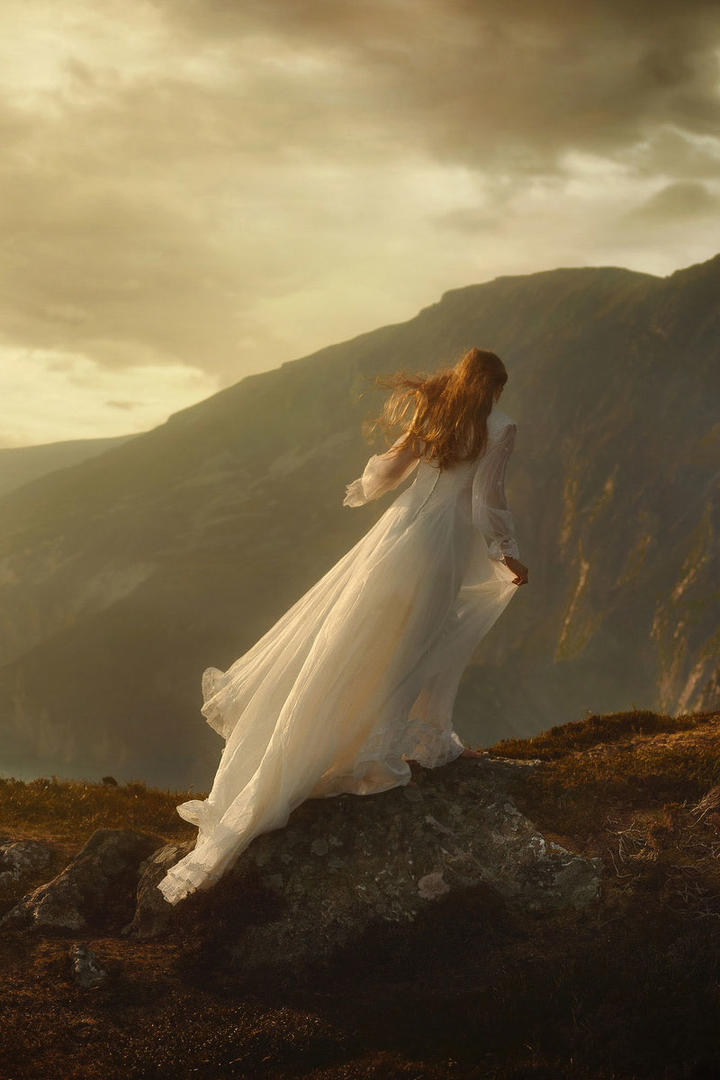 悬崖边的少女艺术摄影图片