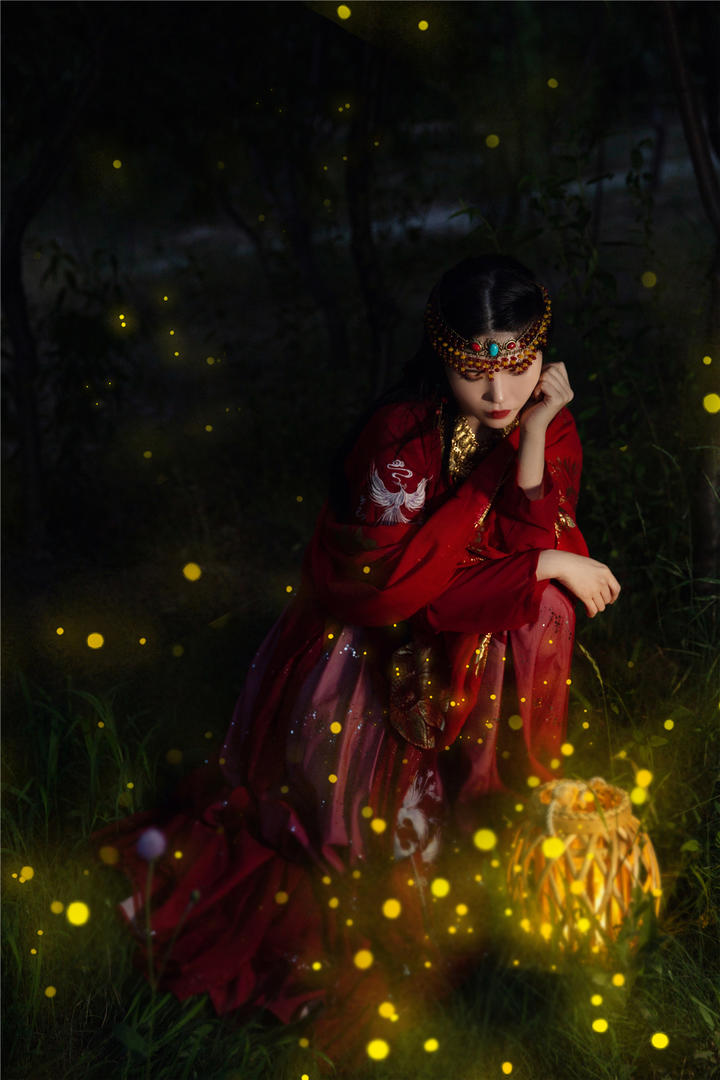 打着灯笼的古装美女唯美女生艺术写真图片