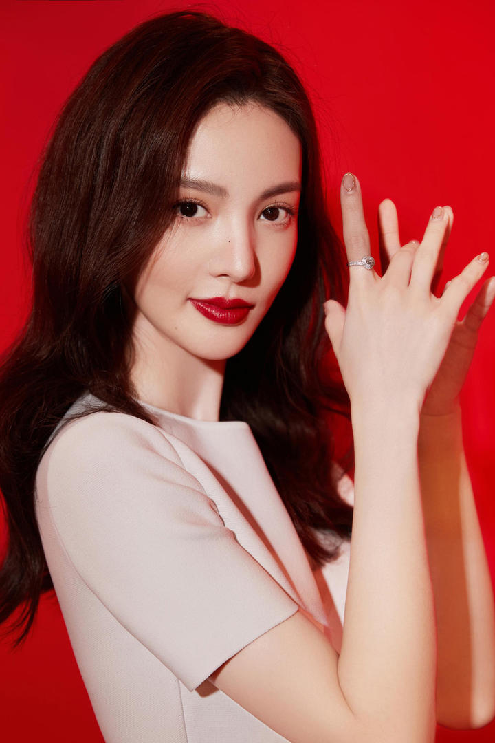 中国知名美女明星金晨性感红唇写真图片