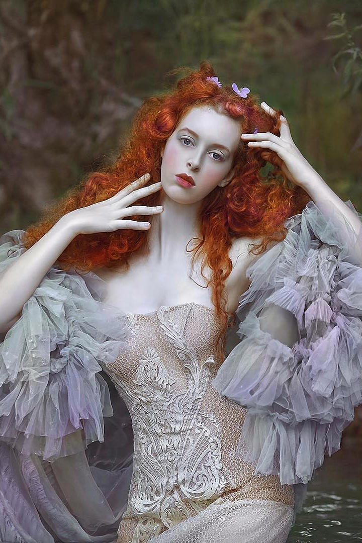 站在水中的欧美红发美女艺术写真图片