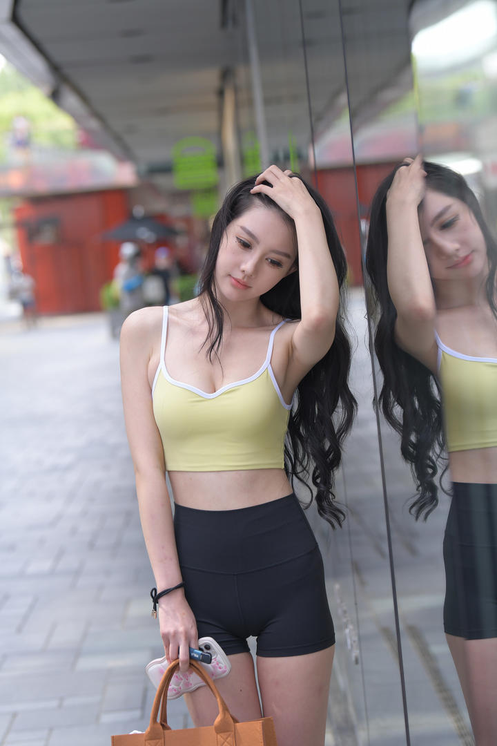 街拍紧身裤美女撩头发图片