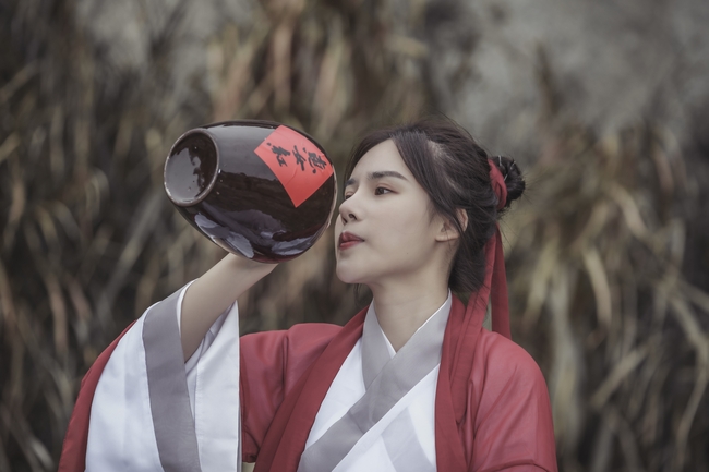 古风喝酒美女写真摄影图片