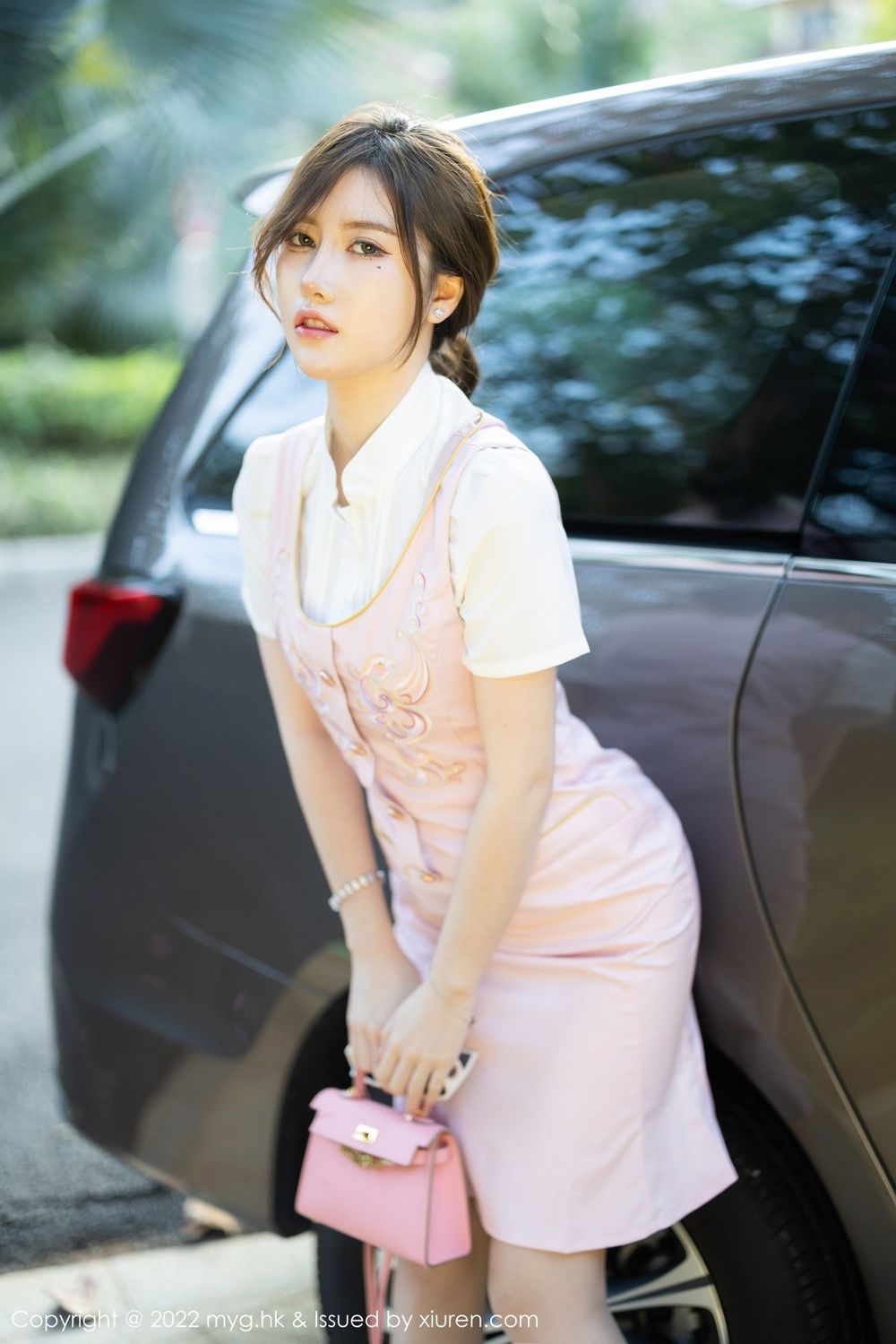 美媛馆美女模特美桃酱白T粉色连衣短裙户外场景珠三角旅拍