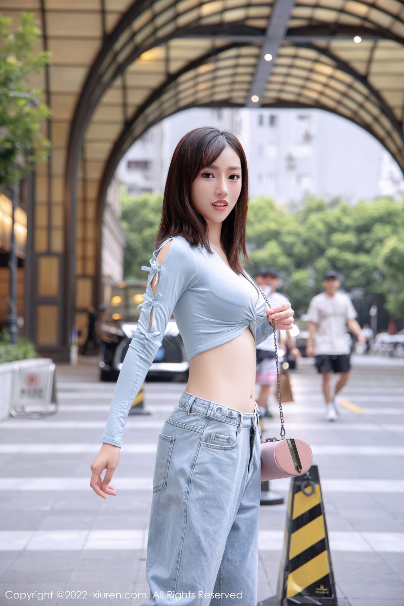 秀人网美女模特西门小玉蓝色收身上衣搭配蓝色牛仔裤写真