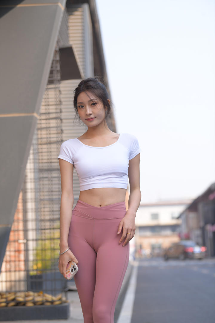 粉色鲨鱼裤美女模特街拍图片大全