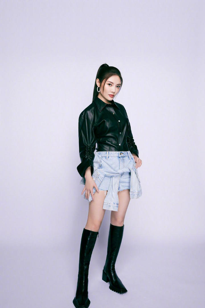 穿着黑色皮靴的美女明星徐冬冬图片
