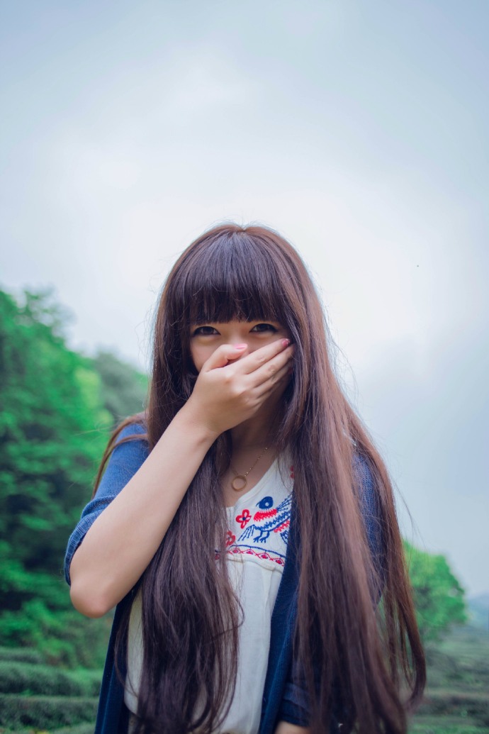 爱笑少女的田野风情