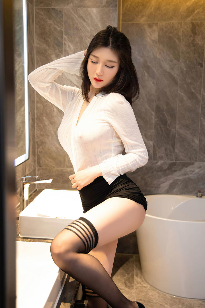 搔首弄姿的网拍模特顾乔楠浴室大胆私拍图片