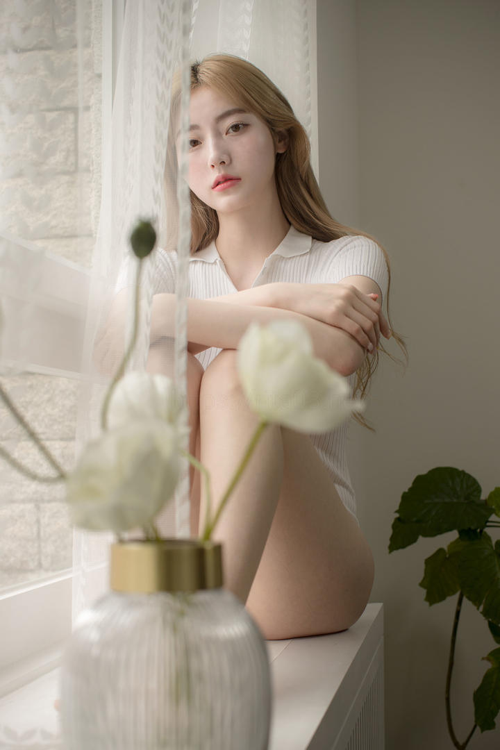 抱着双腿坐在飘窗上的高颜值美女学生私房照