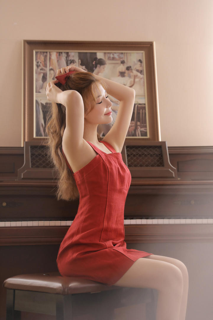扎头发的极品美女写真图片