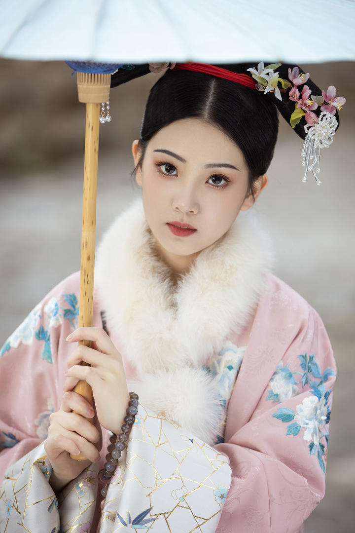 撑着伞的大眼睛旗袍美女国潮古风艺术照图片