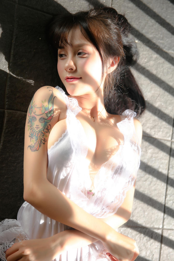 躺在地板上的高清大胸美女写真