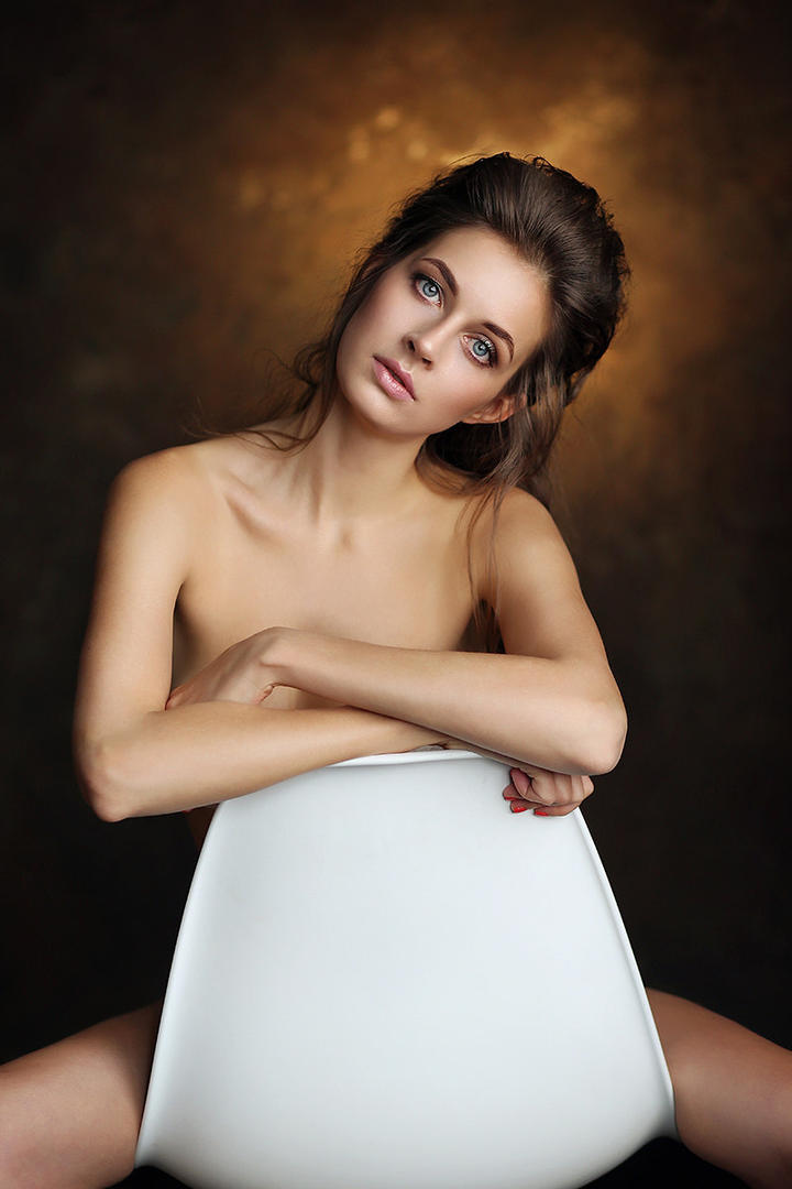 坐在椅子上的欧美美女艺术写真图片