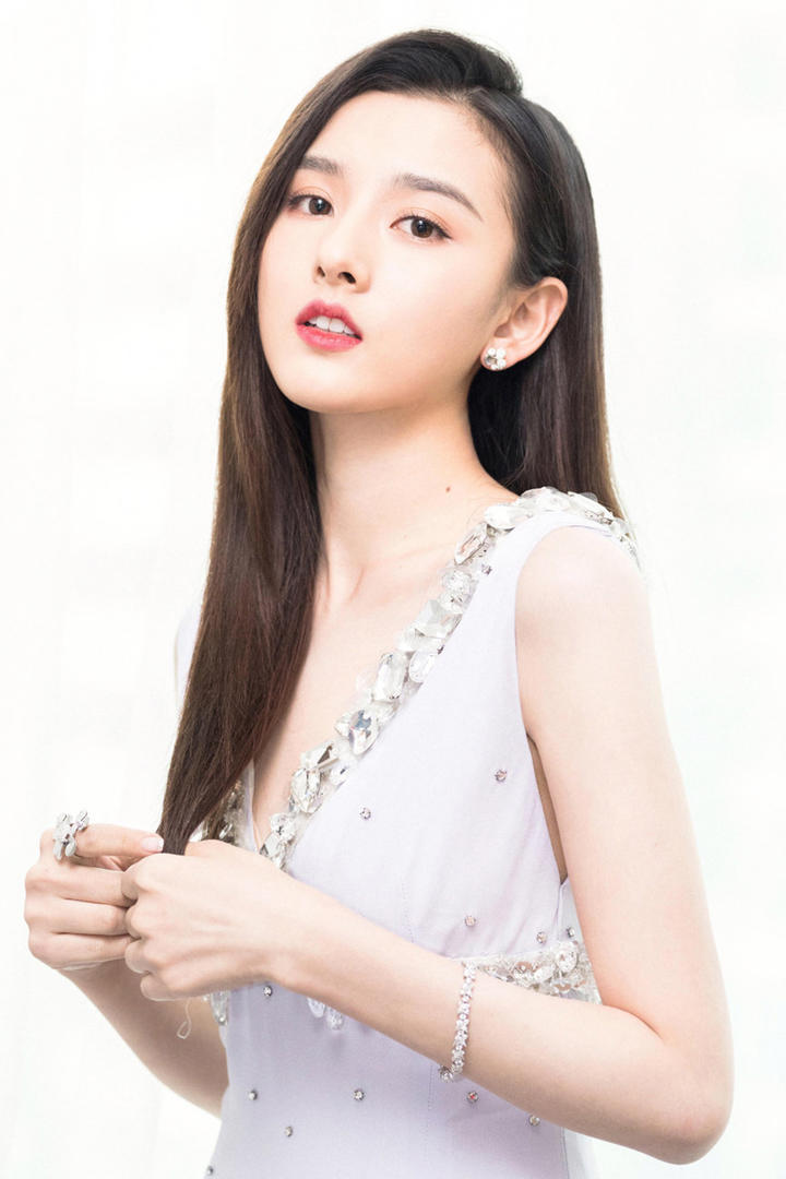 长发披肩的美女明星宋祖儿写真图片