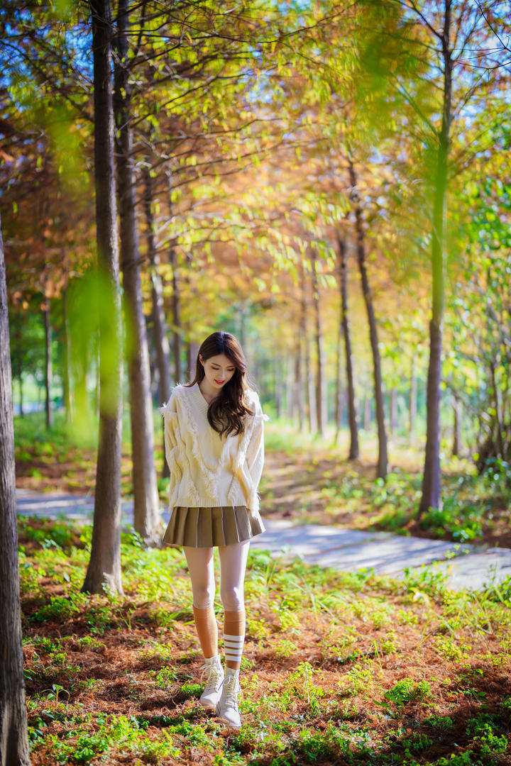 小树林里的韩国JK超短裙长腿美女高清写真图片