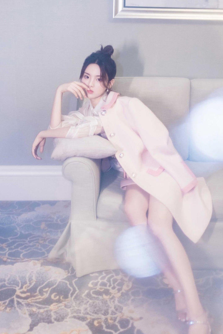 坐在沙发上的美女明星杨超越图片