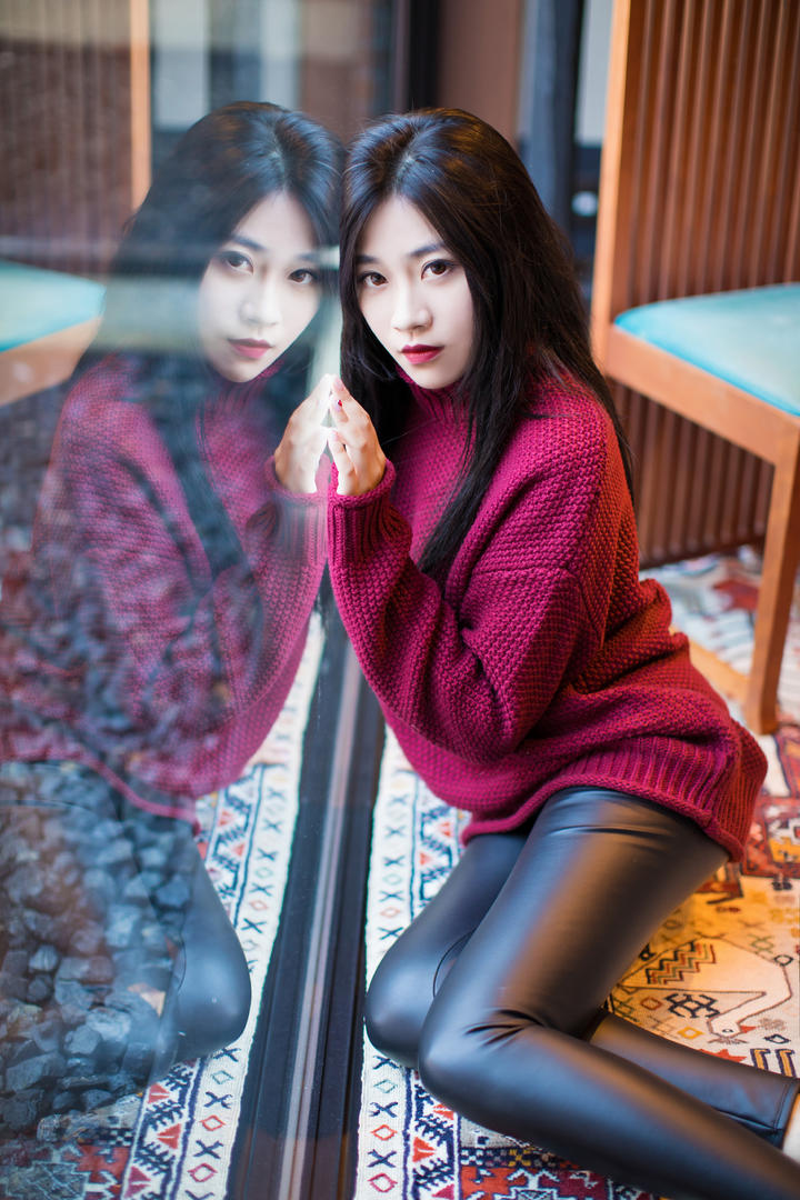 坐在地板上的超清紧身裤气质美女图片