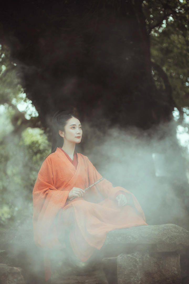 烟雾弥漫的古装意境美女唯美写真图片