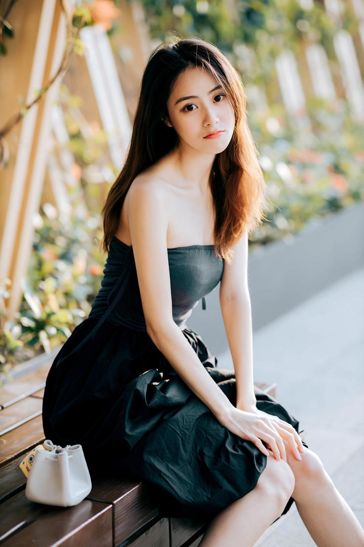 坐在长椅上的高清美女写真图片