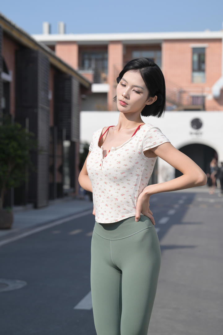 苗条身材瑜伽裤美女街拍