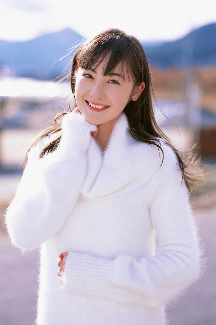 穿白色毛衣的清纯日本天然素人美女街拍图片