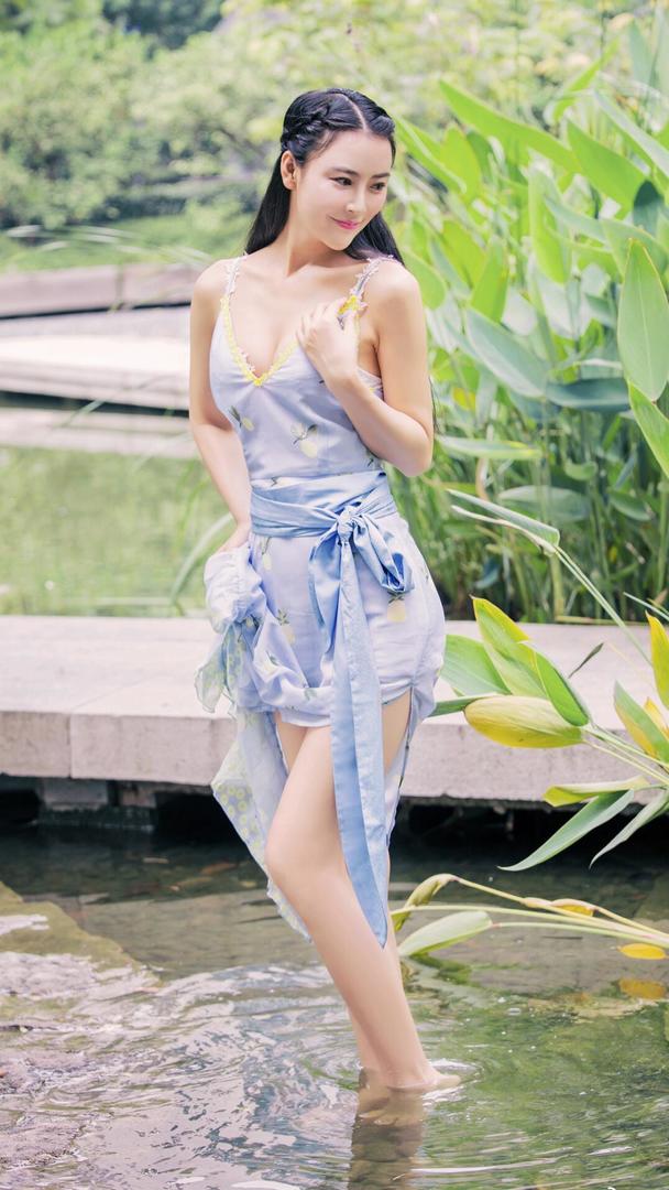 站在水里的清纯美腿美女高清图片