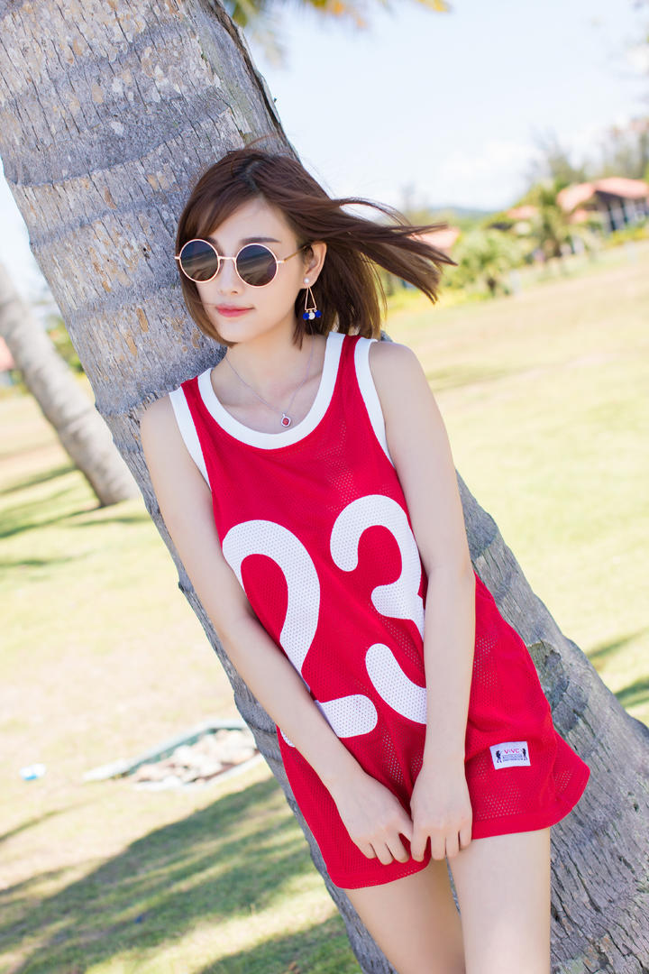 趴在树边的极品超短裙美女写真图片