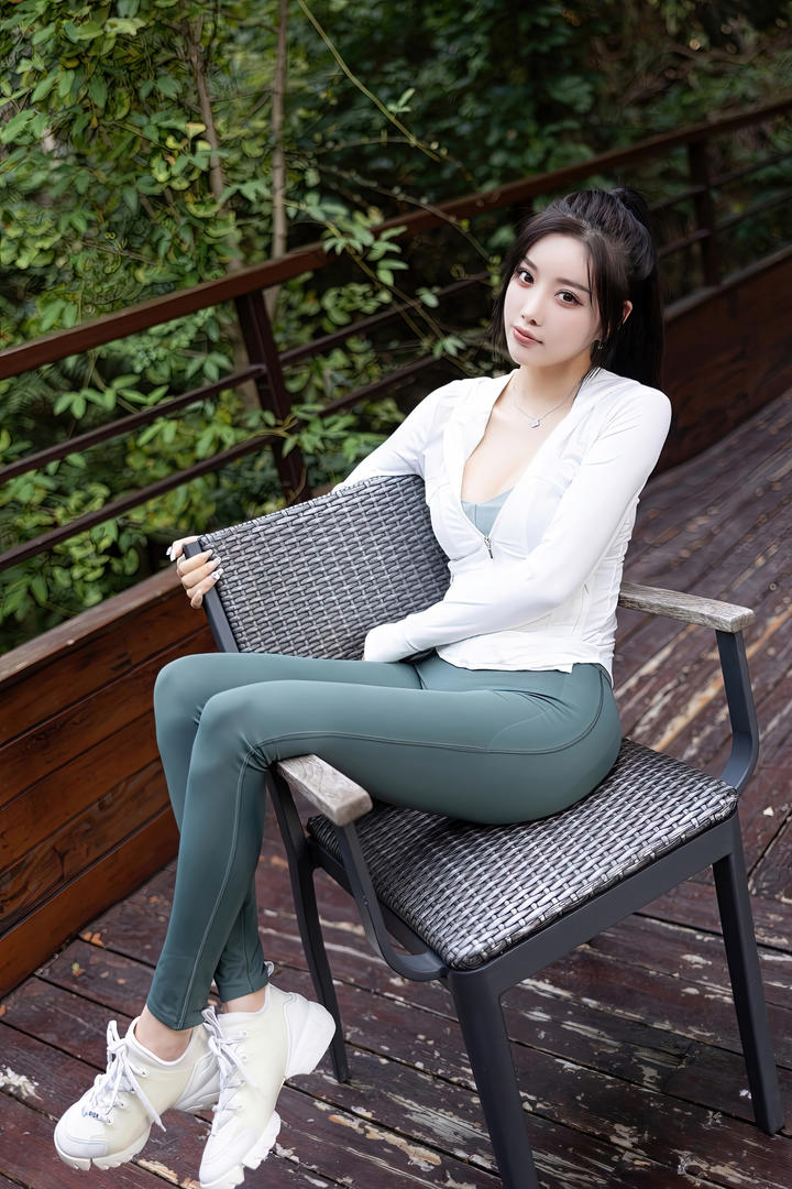 穿紧身裤的美女国模杨晨晨高清图片