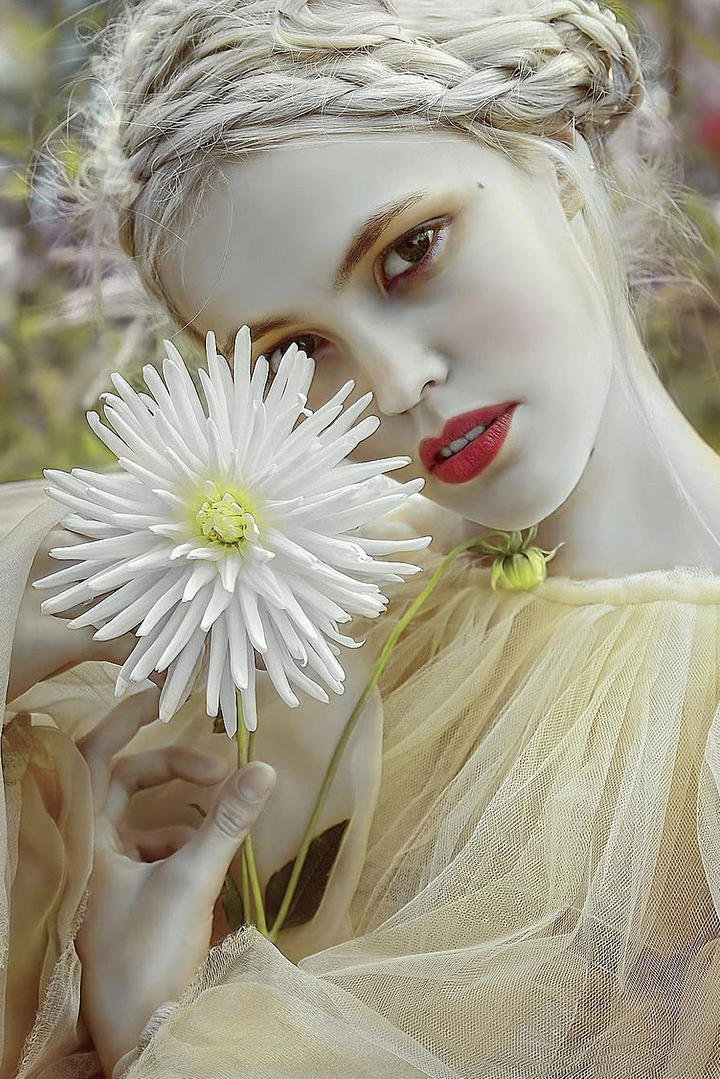 拿着花朵的高清欧美美女图片