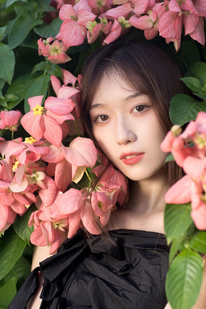 花丛中的气质美女图片高清美女壁纸图片