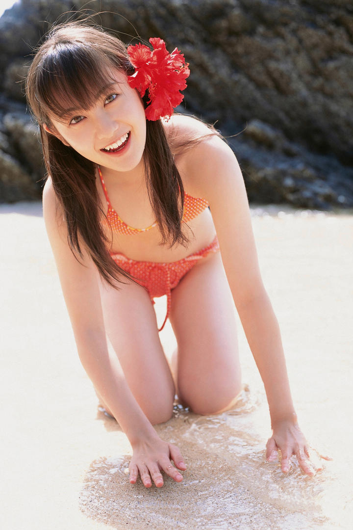 跪在沙滩上的日本清纯比基尼美女摄影图片