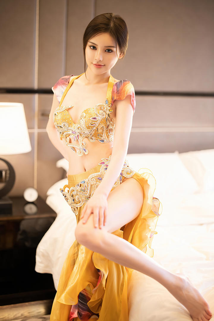 宾馆里穿着精美裙子的嫩模小夕中国美女人大胆体艺术图片