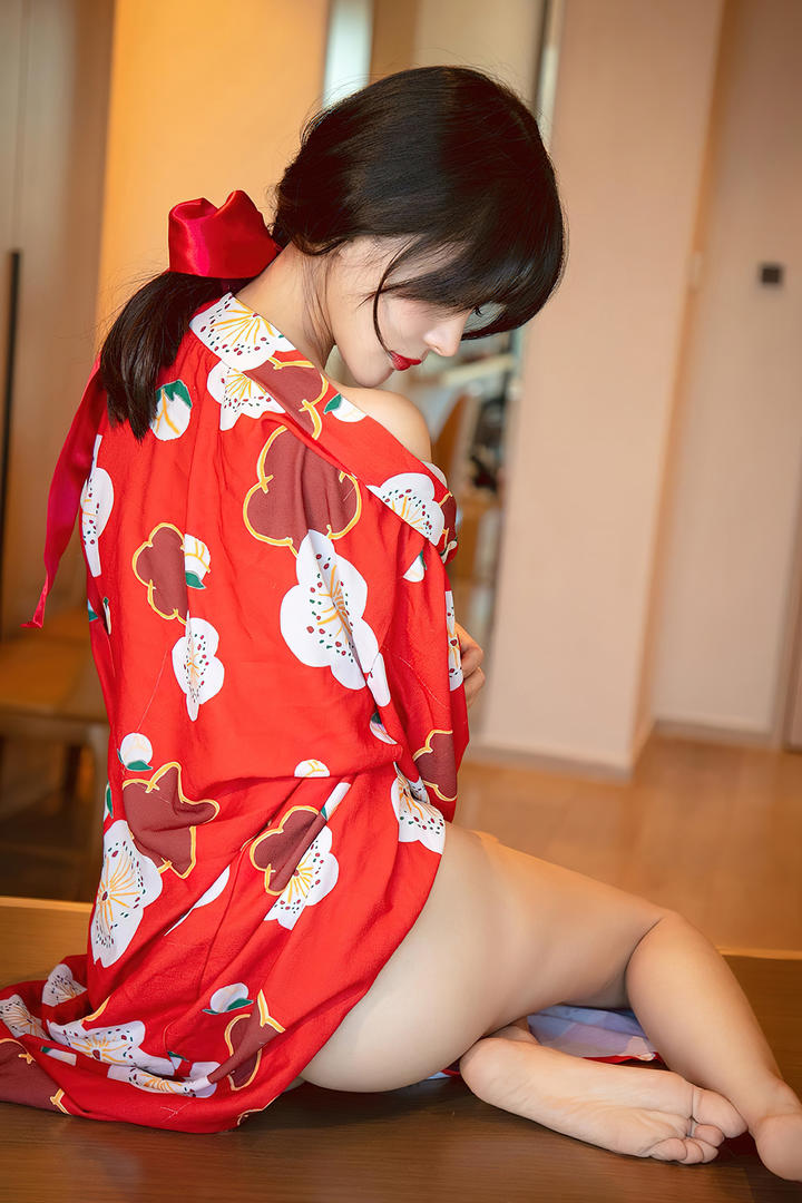 穿红色和服的日本极品尤物美女性感背影图片