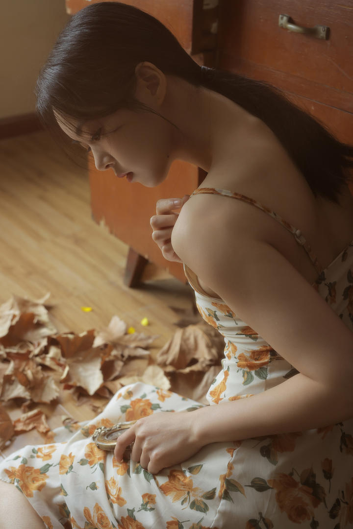 做手工的漂亮女生香肩诱惑图片