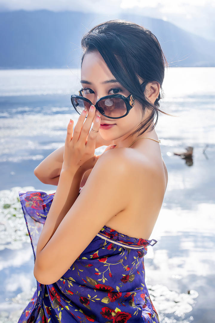 高清唯美湖边的墨镜美女模特蓝夏白嫩香肩美女写真图片